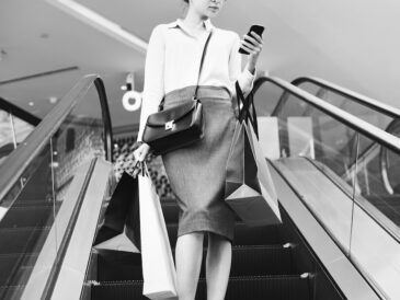 Kvinna som är ute på shoppingrunda