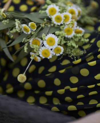 Prickig svart och gul klänning med blommor på