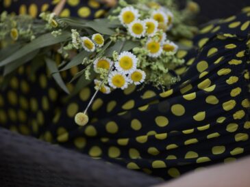 Prickig svart och gul klänning med blommor på
