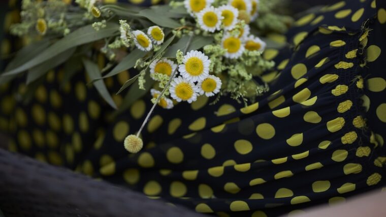 Prickig svart och gul klänning med blommor på