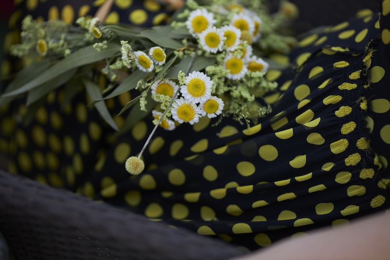 Prickig svart och gul klänning med blommor på